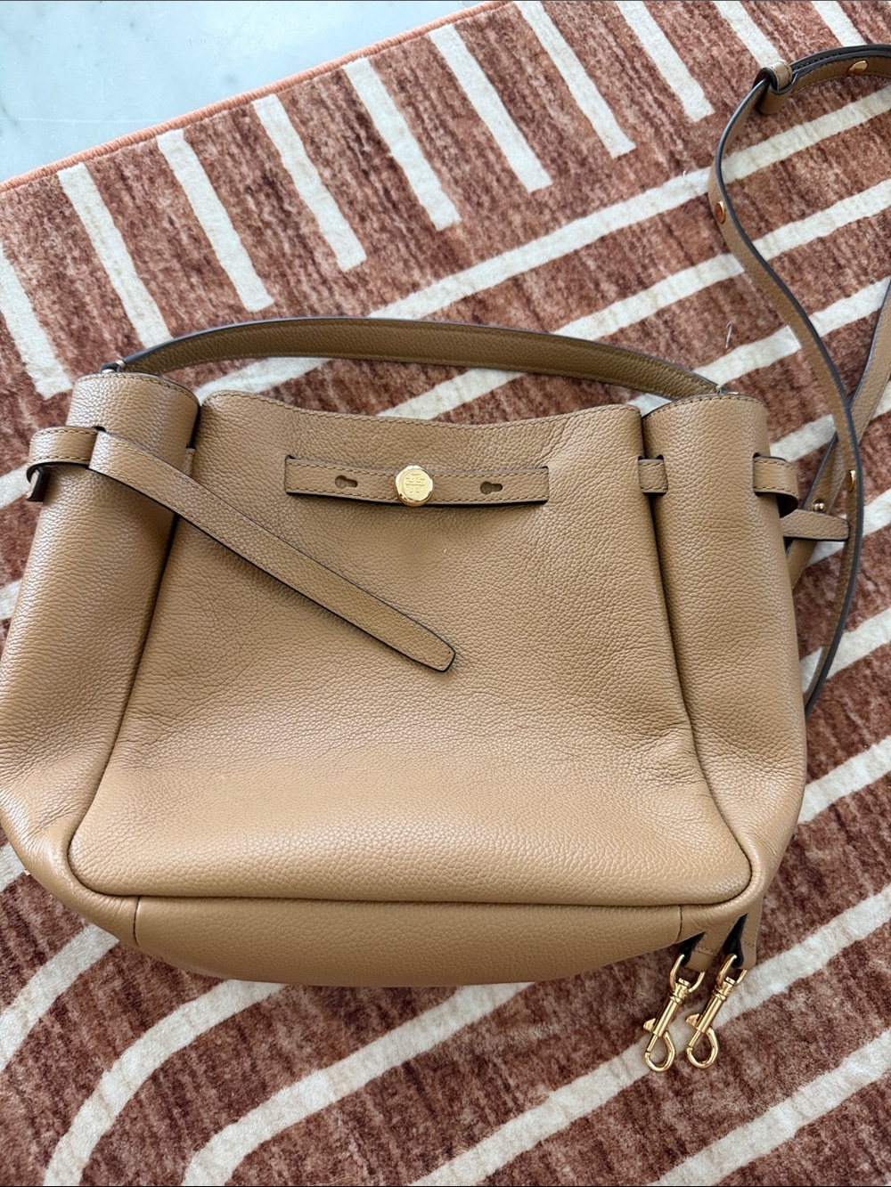Tory Burch Leather Shoulder Bag in Tan - Classic Women's Tote - Picture 2 of 4